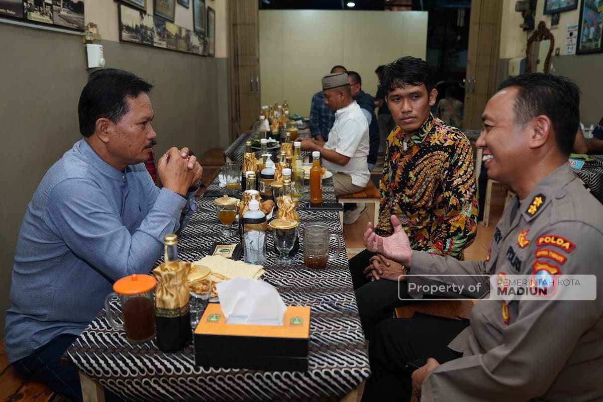 Foto 5 dari 6: Terima Anugerah Patriot Jawi Wetan 2023, Wali Kota Ajak Tim Juri Keliling Kota