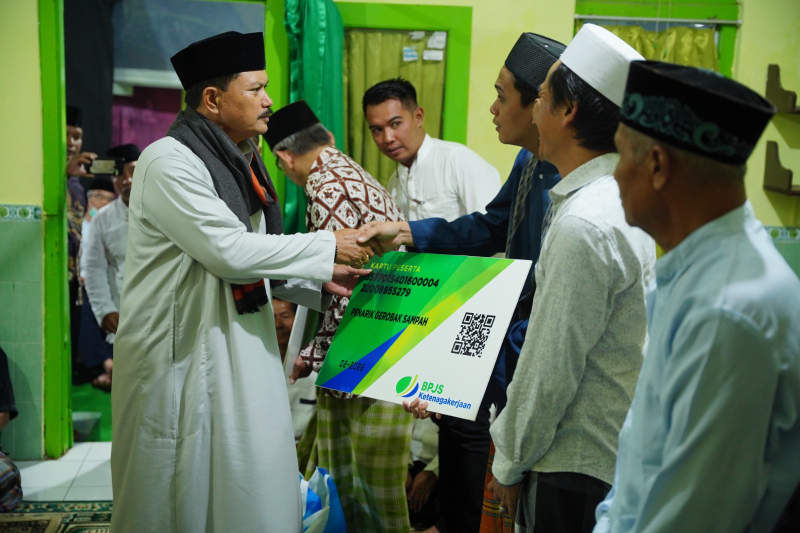 Foto 5 dari 10: Salat Isya di Musala Baitul Adzim gang Lodayan, Wali Kota Ajak Warga Makin Optimalkan Kawasan PRC