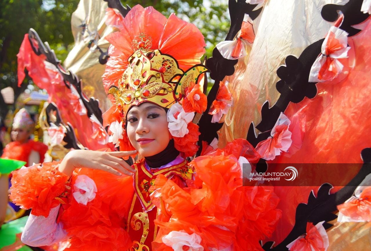 Foto 3 dari 8: Dari Barang Bekas Jadi Kostum Berkelas