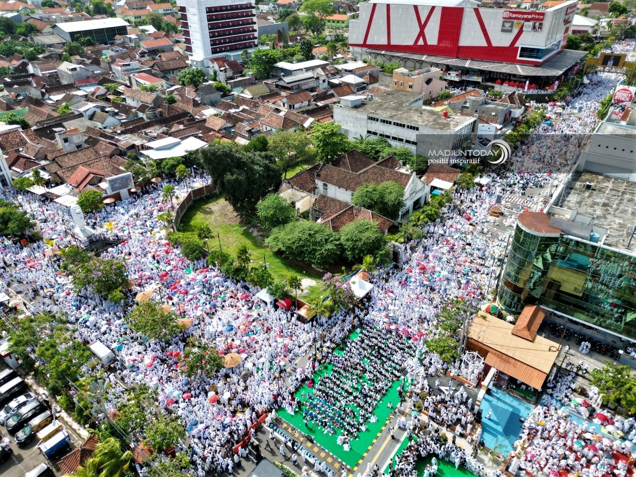 Foto utama berita: Jalan Pahlawan Memutih, Ada 20 Ribu Lebih Jamaah Hadiri Pengajian Akbar Peringatan Hari Santri