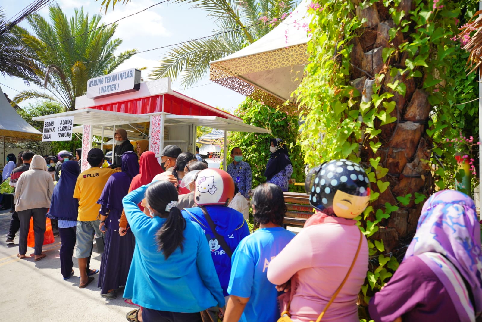 Foto 6 dari 7: Buka Wartek Untuk Warga, Wali Kota Bantu Sediakan Sembako Murah Hingga Tekan Inflasi Di Kota Pendekar