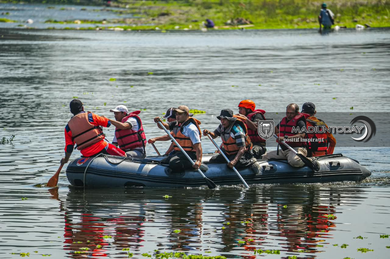 Foto 18 dari 19: Mendayungpun Ada Aturannya, Serunya Pelatihan Water Rescue di Kali Bantaran