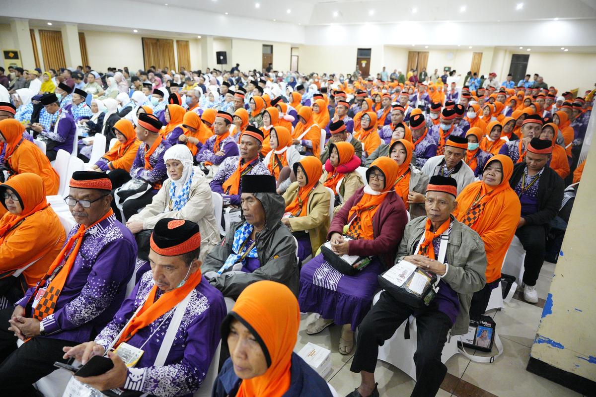 Foto 4 dari 8: Melepas CJH Ke Tanah Suci, Pj. Wali Kota Pesan Jaga Kesehatan
