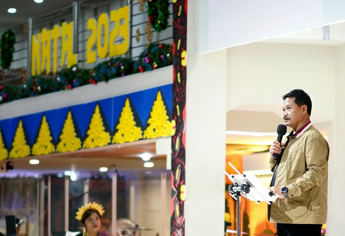 Foto 2 dari 9: Beri Sambutan Perayaan Natal Bamag Umat Kristiani Kota Madiun di GBT Imanuel, Wali Kota Harap Jaga Keamanan dan Kerukunan