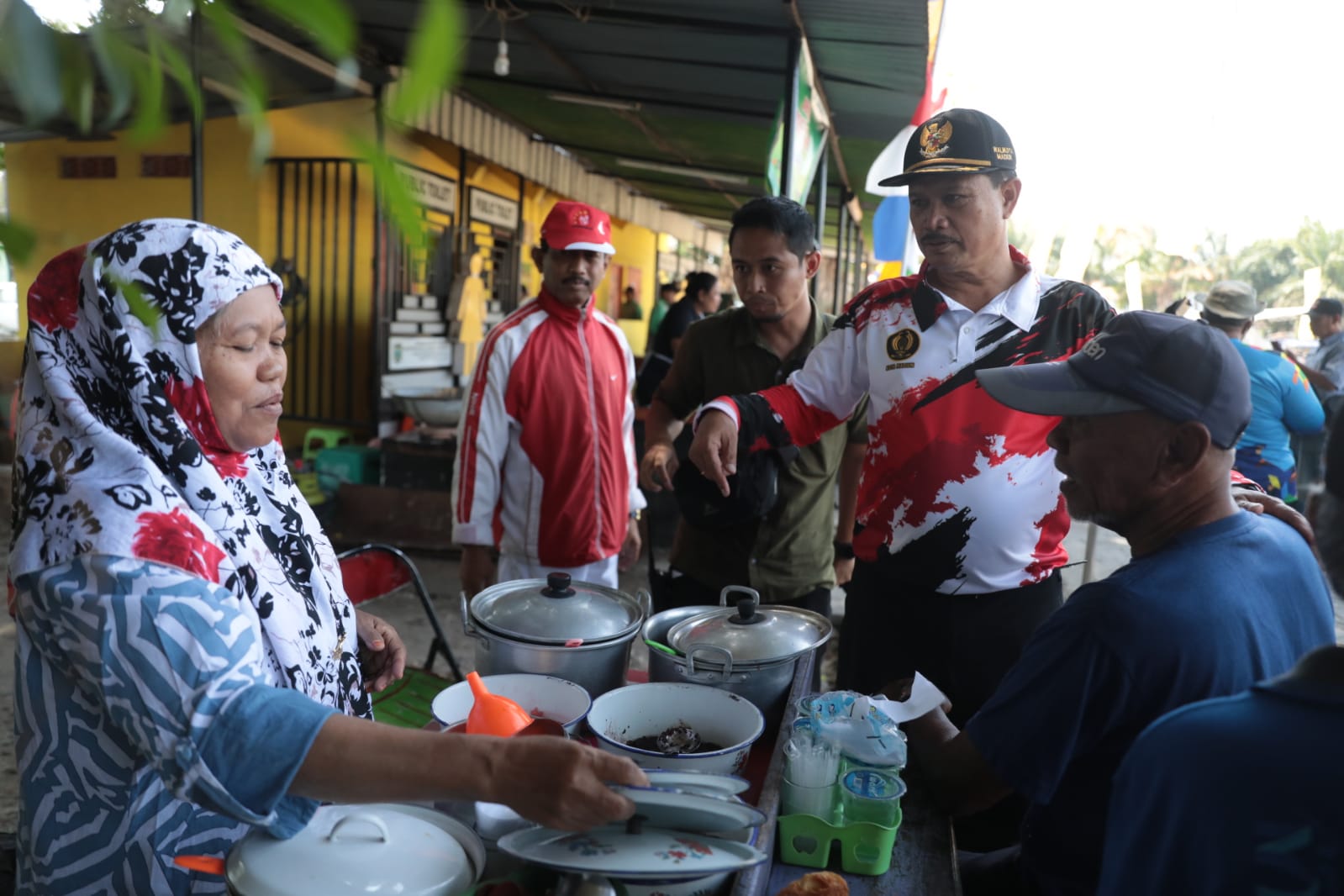 Foto 1 dari 14: Sambang Lapangan Gulun, Wali Kota Borong Dagangan Warga