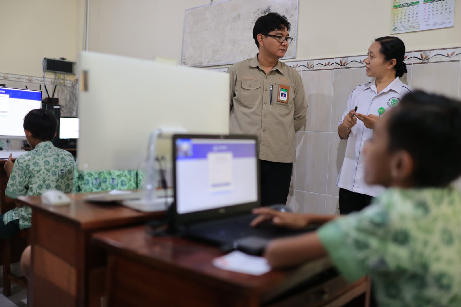 Foto 1 dari 3: Hari Pertama Asesmen Nasional di Kota Madiun Berjalan Lancar, Dindik Lakukan Monitoring Bersama BPMP