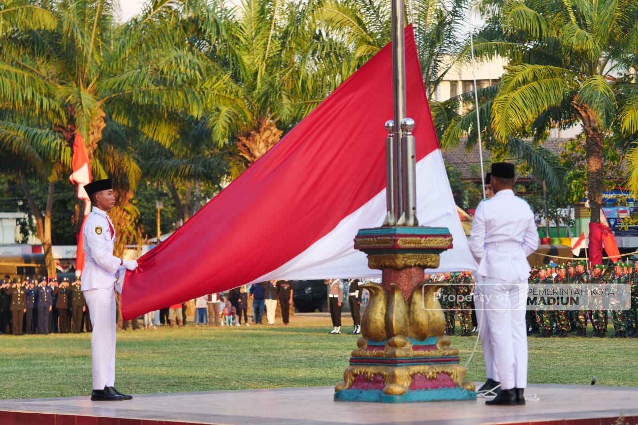Upacara Penurunan Bendera Berlangsung Khidmat, Peserta Kenakan Pakaian Adat