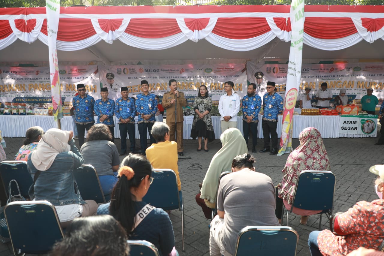 Foto 11 dari 11: Buka GPM Di Stadion, Wali Kota Pastikan Masyarakat Mudah Dapatkan Sembako Murah