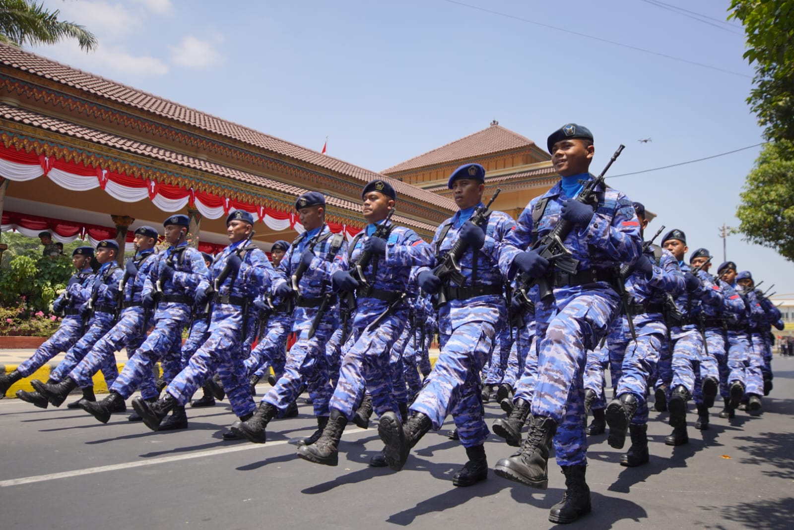 Foto 4 dari 9: Gagahnya Defile Personil dan Alutsista HUT ke-78 TNI