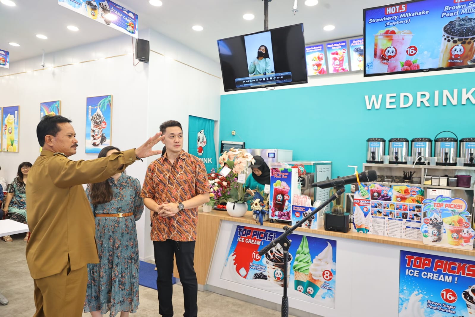 Foto 4 dari 7: Hadiri Pembukaan Gerai Ice Cream dan Minuman, Wali Kota: Ini Melengkapi Kuliner di Kota Madiun