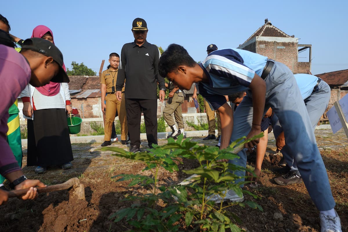 Foto 6 dari 9: Aksi Nyata GNRM, Wali Kota Pimpin Pencanangan Program 1 Siswa 1 Pohon