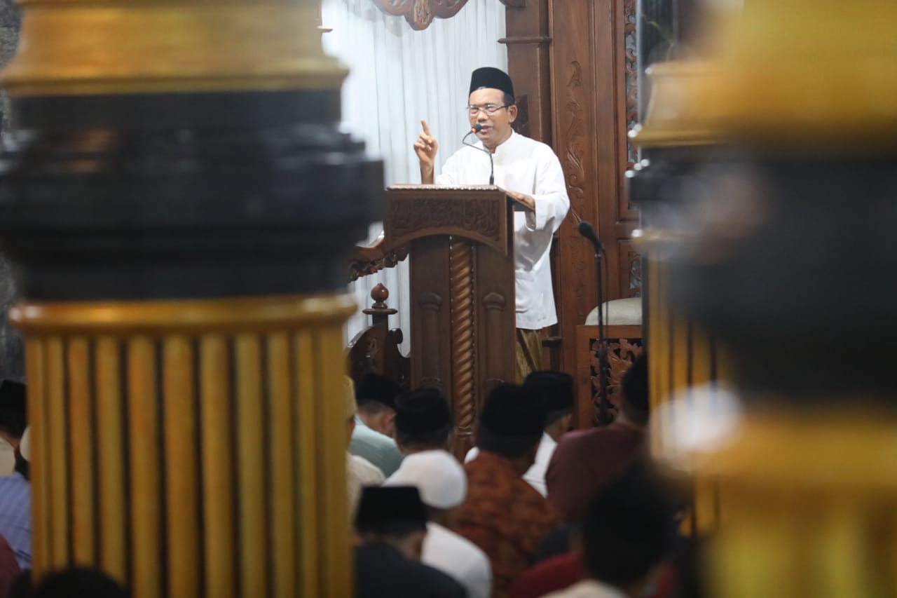 Foto 6 dari 10: Ikuti Salat Tarawih Perdana, Wali Kota Ajak Umat Muslim Tingkatkan Ibadah