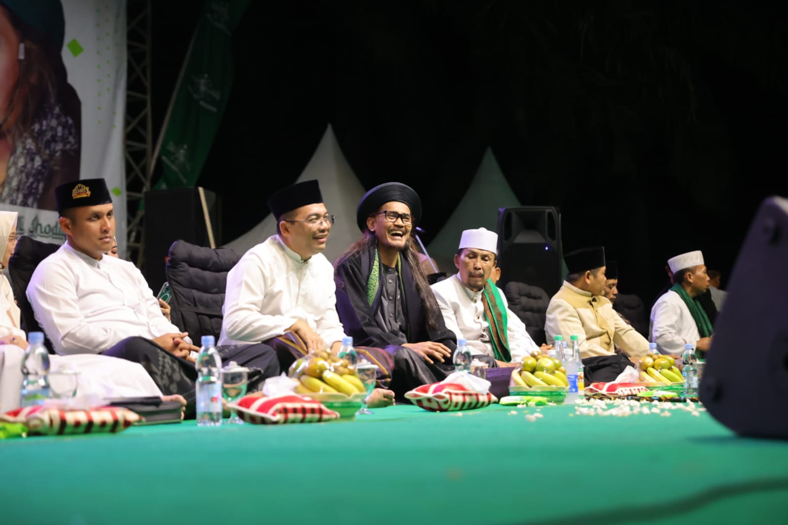 Foto 1 dari 9: Madiun Bersholawat Peringatan Hari Santri, Pj Wali Kota Ajak Masyarakat Teladani Ajaran Ulama dan Kiai