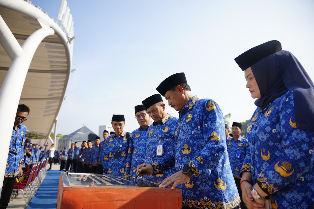 Foto 5 dari 8: Hadiri Apel Besar HUT Korpri ke-52, Wali Kota Dr. Maidi Pesan Tingkatkan Kualitas Pelayanan Publik