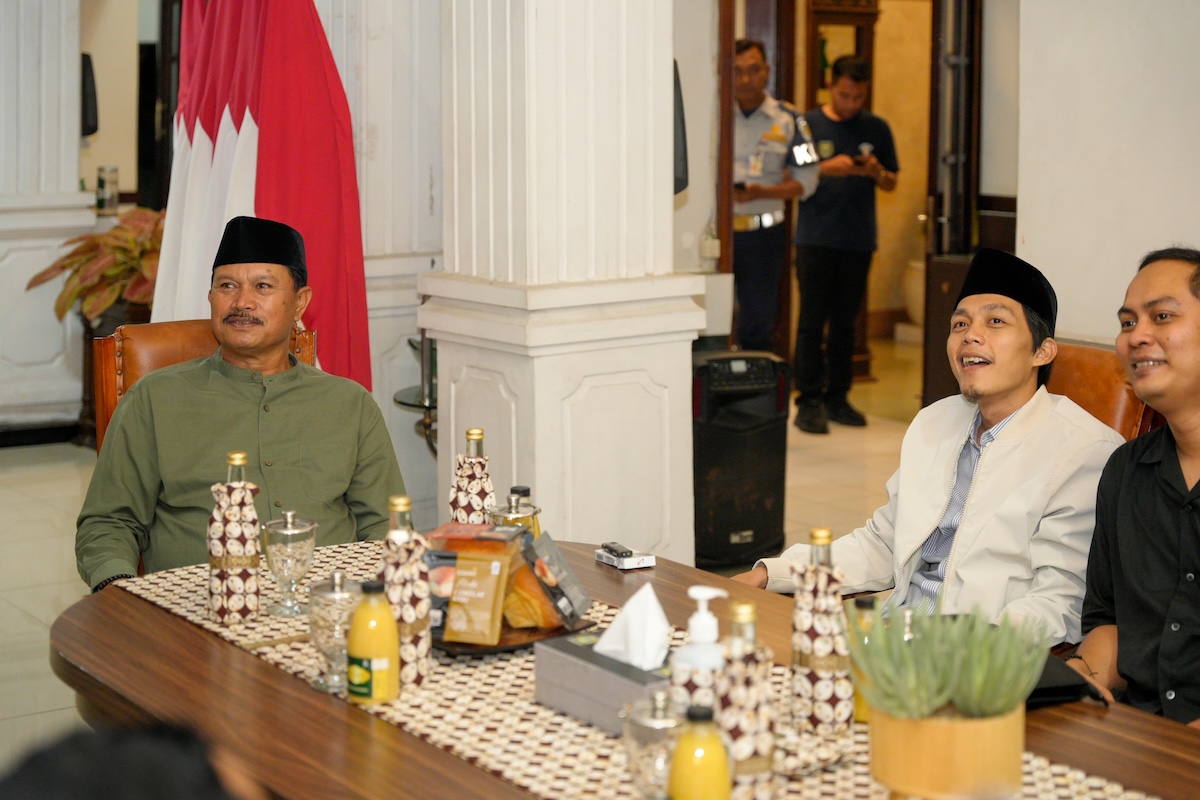 Foto 3 dari 4: Sebelum Tausiyah di Maospati, Wali Kota Dr. Maidi-Gus Iqdam Bertemu untuk Bersilaturahmi