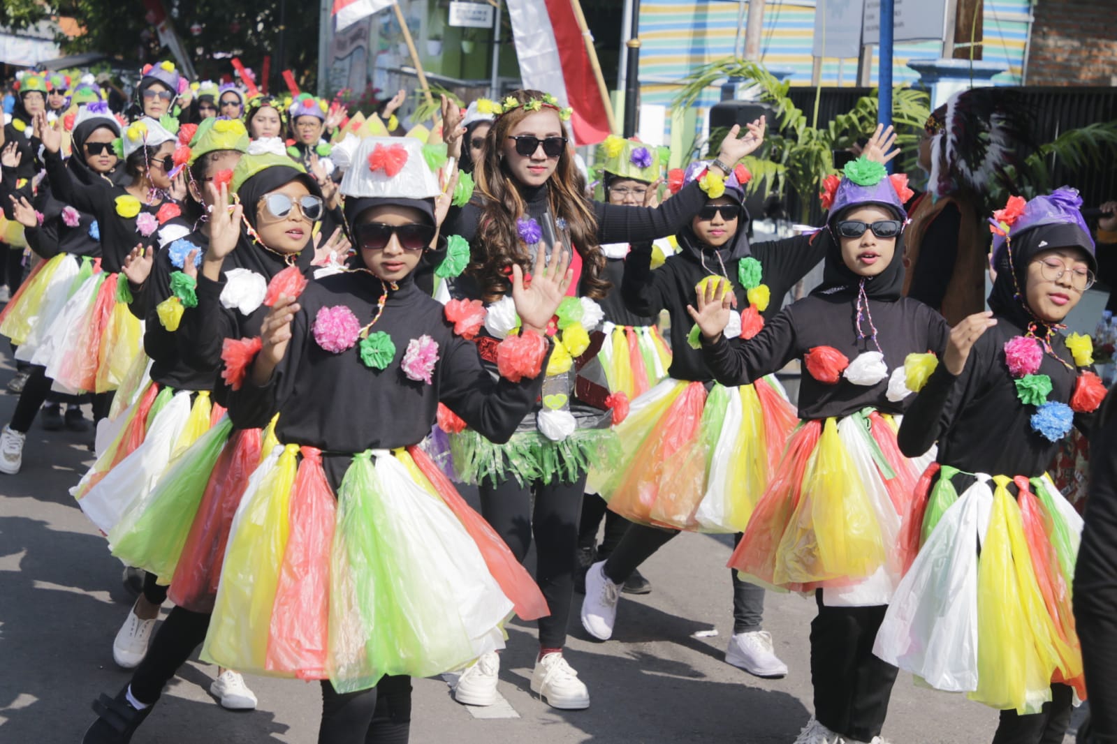 Foto 13 dari 14: Kreasi Plastik Bekas Jadi Baju Berkelas