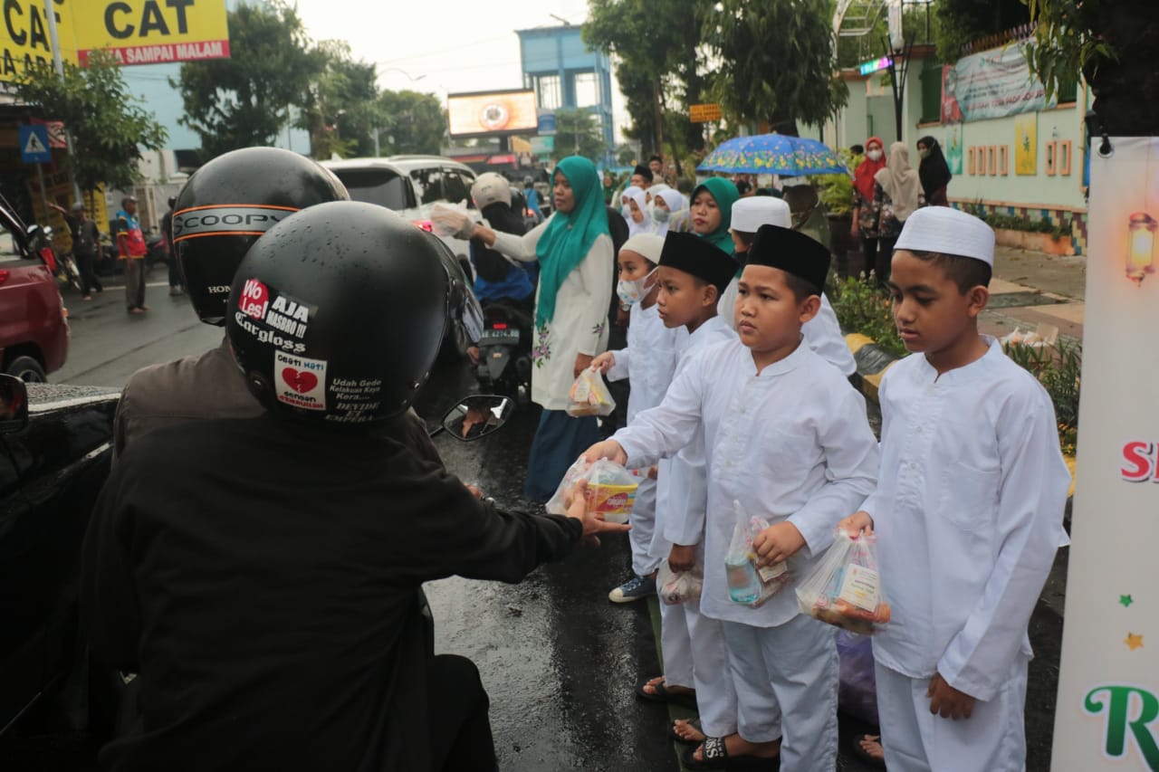 Foto 3 dari 7: Ajarkan Semangat Peduli Sesama, SDN 01 Pandean Ajak Siswa Bagi Takjil Untuk Pengguna Jalan