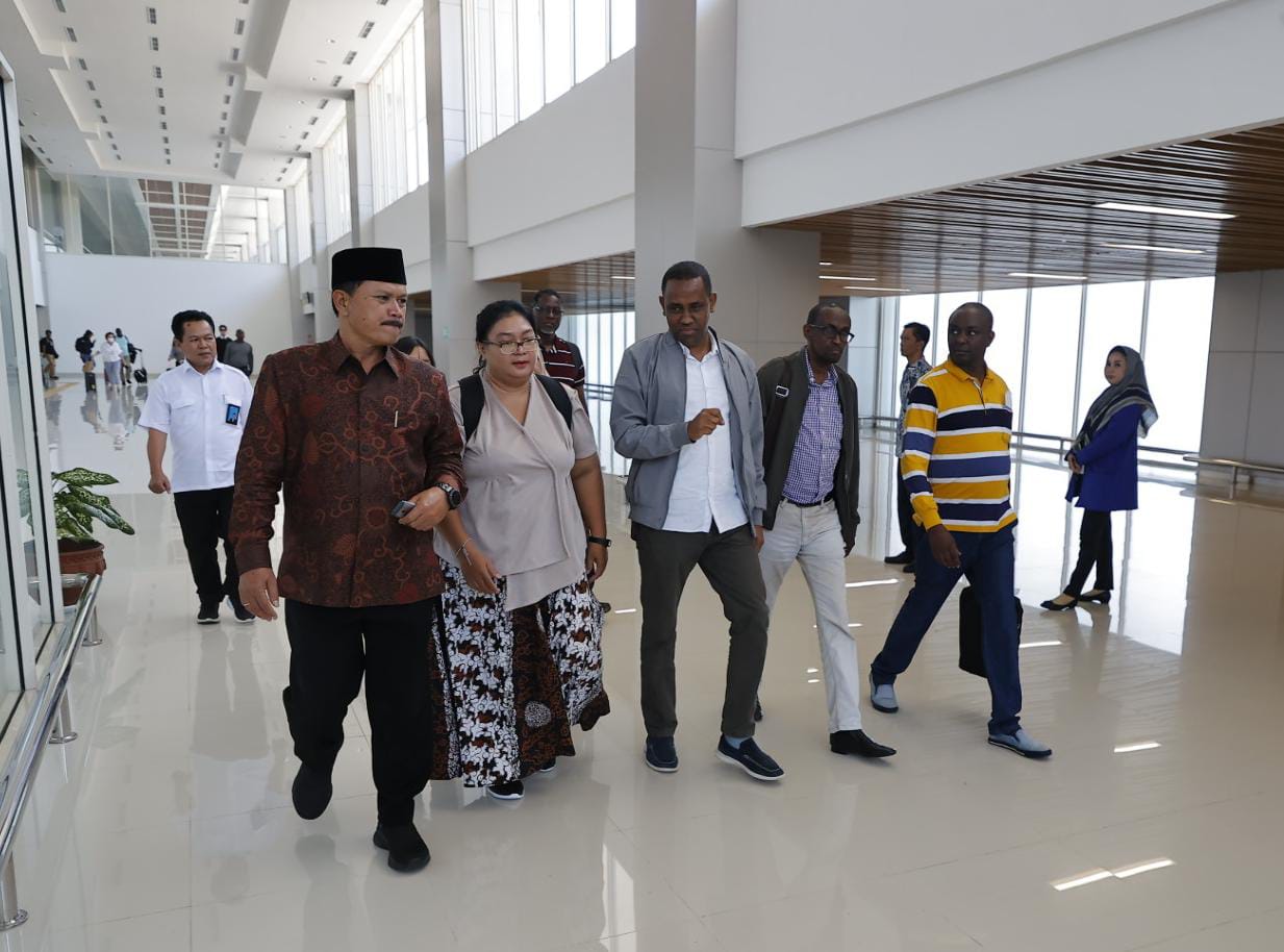 Foto 4 dari 5: 12 Delegasi Kenya dan 3 Delegasi Bangladesh Tiba, Wali Kota Maidi Sambut di Juanda