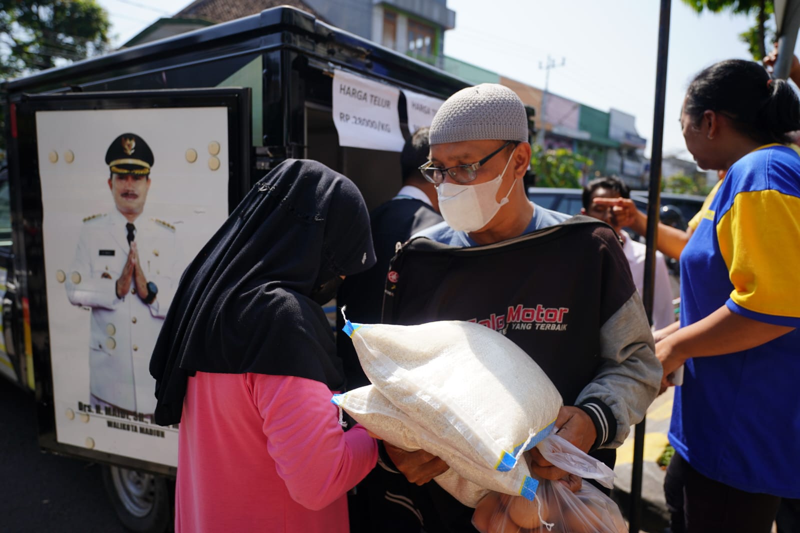 Foto 7 dari 10: Bersama Disdag, PPI Siapkan 500 Kilogram Beras Selama Gelar Operasi Pasar