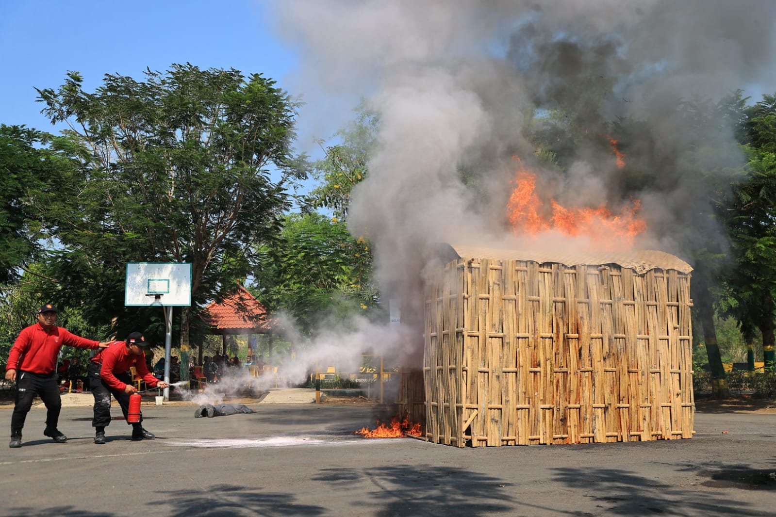 Foto 4 dari 7: Minimalisir Dampak Kebakaran, Satpol PP Siagakan Redkar