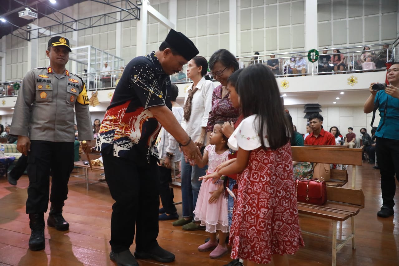 Foto 19 dari 21: Hadiri Misa Perayaan Natal, Wali Kota Dr. Maidi Harap Kebahagiaan dan Kesejahteraan Dirasakan Semua