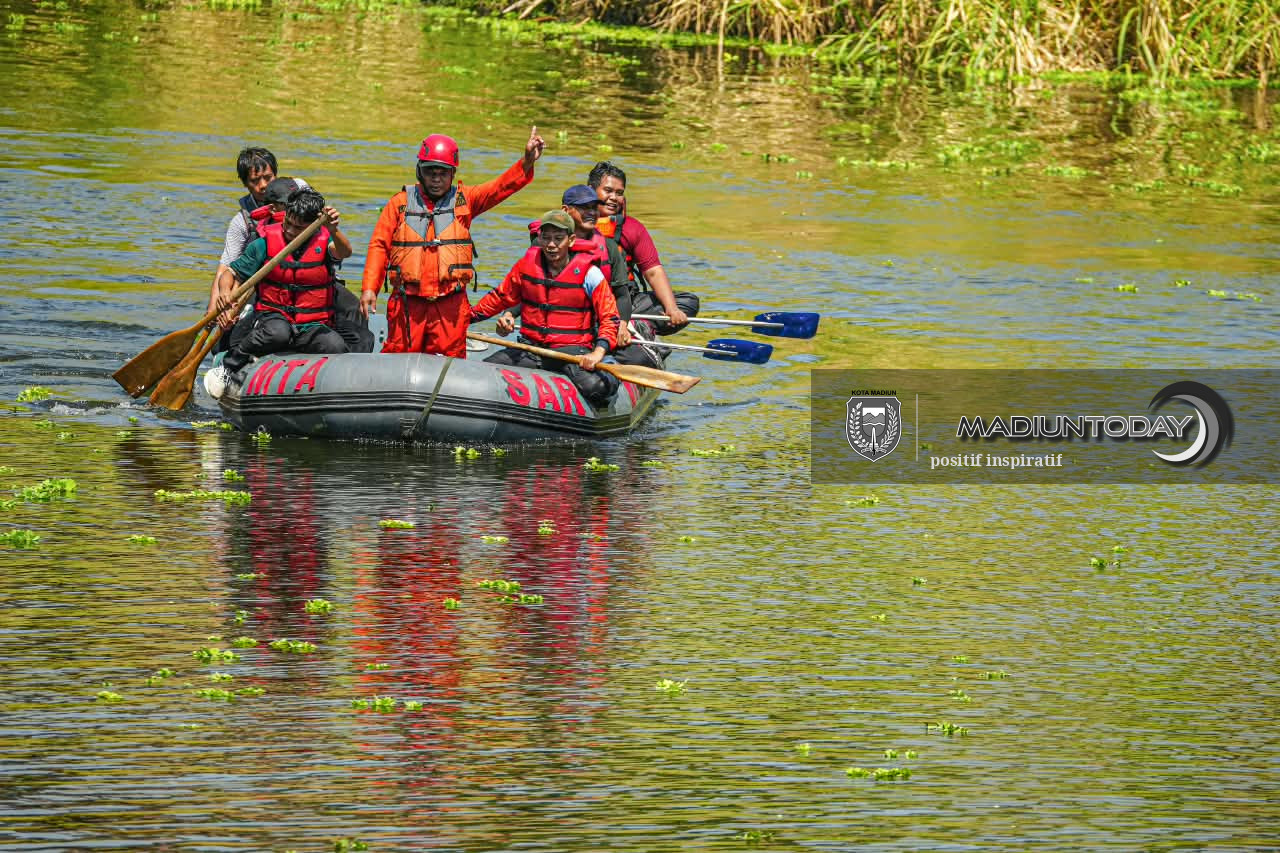 Foto 15 dari 19: Mendayungpun Ada Aturannya, Serunya Pelatihan Water Rescue di Kali Bantaran