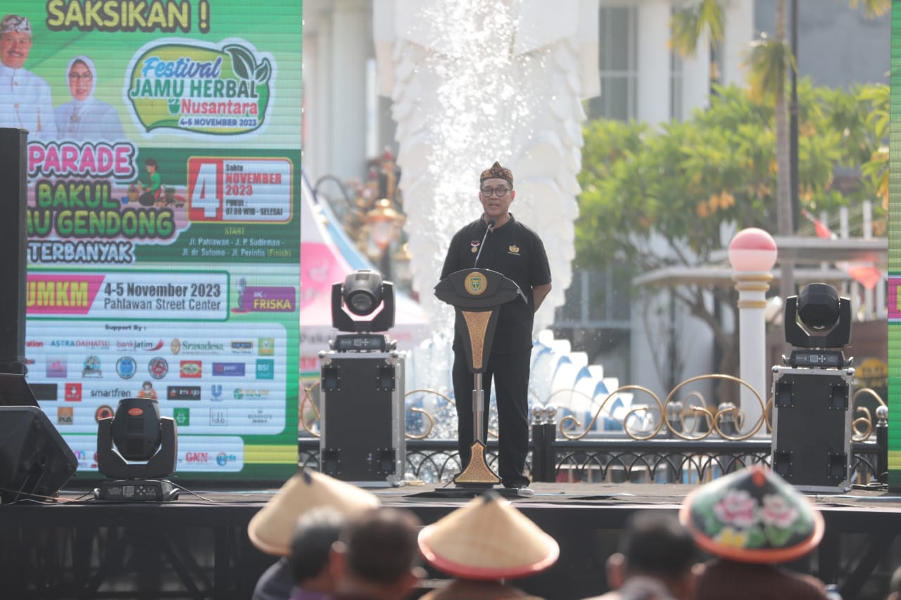 Foto 10 dari 14: Berangkatkan Festival Jamu Gendong Nusantara, Wali Kota: Ini Tinggalan Nenek Moyang, Jangan Ditinggalkan