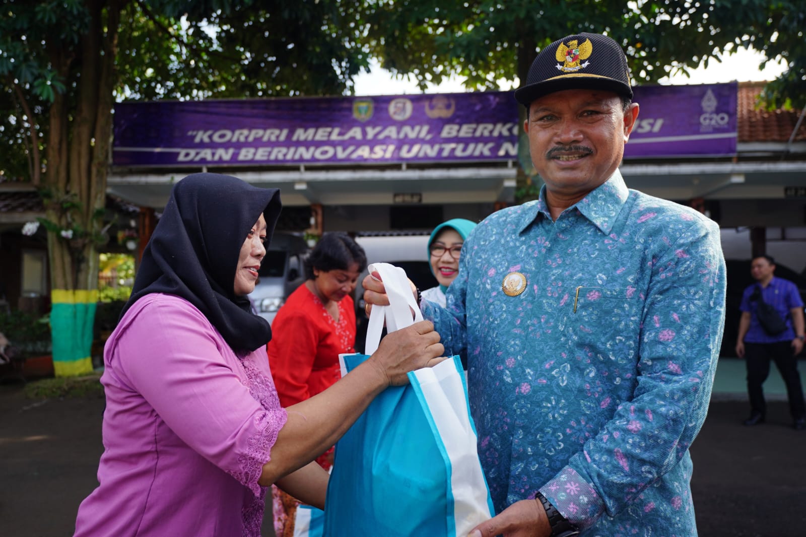 Foto 2 dari 10: Peringati Hari Kartini, Wali Kota Maidi Beri Perhatian Srikandi Kebersihan