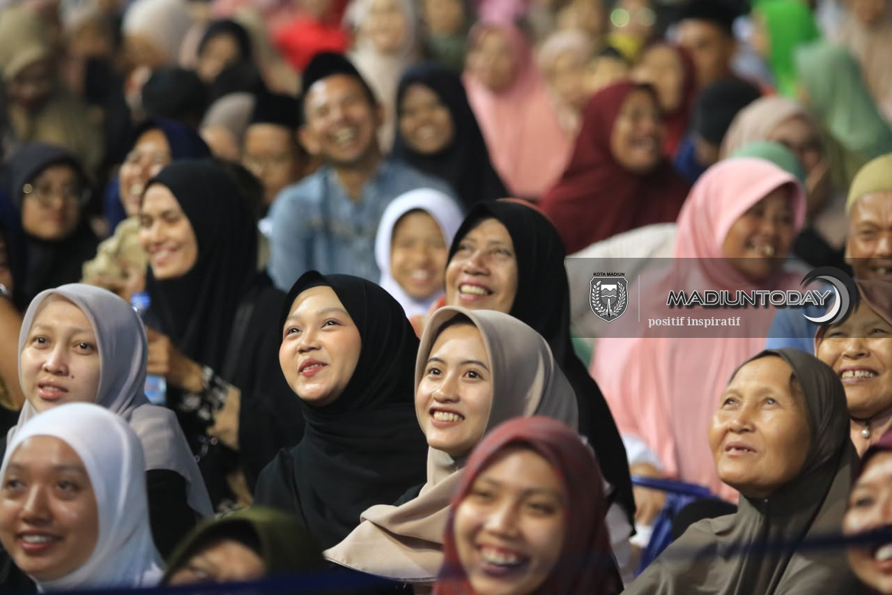 Foto 16 dari 29: Belasan Ribu Jamaah Larut dalam Pengajian Gus Iqdam, Pesan Amanah Menggema di Stadion Wilis