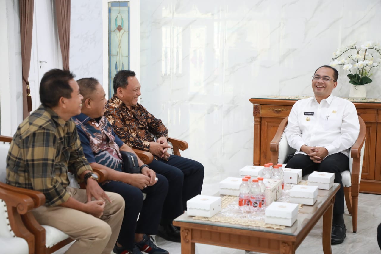 Foto 3 dari 8: Pertemuan dengan Tenaga Ahli, Jadi Ajang Silaturahmi Sekaligus Perkenalan dengan Pj Wali Kota Eddy