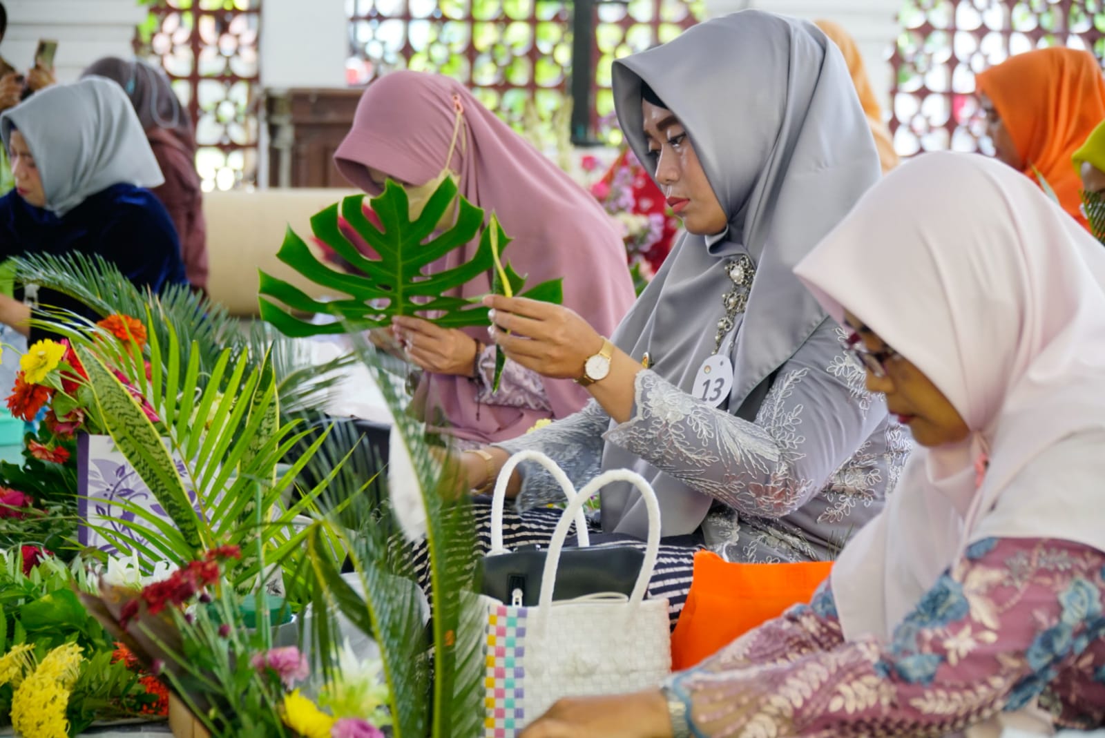 Foto 11 dari 11: Adu Keterampilan, Anggota DWP Kota Madiun Ikuti Lomba Merangkai Bunga Kebun