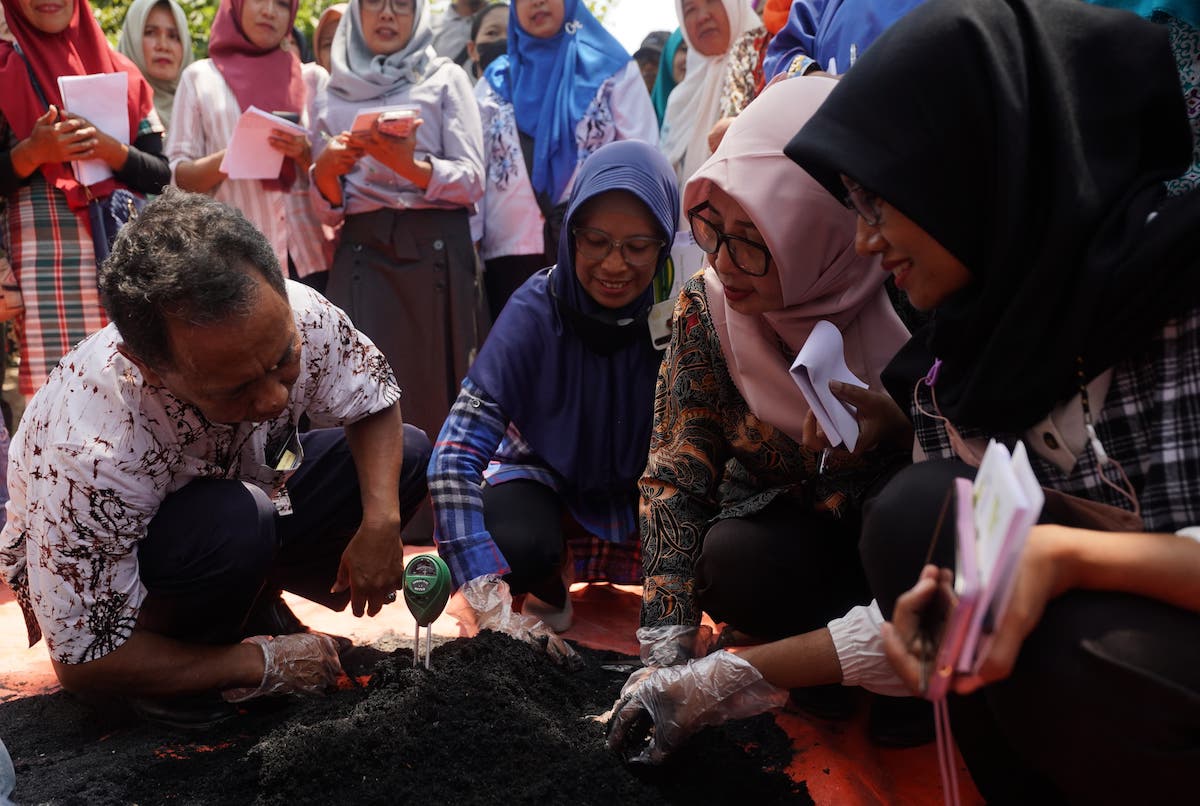 Foto 5 dari 8: Optimalkan Keberadaan P2L, DKPP Beri Pelatihan Pembuatan Nutrisi Tanaman