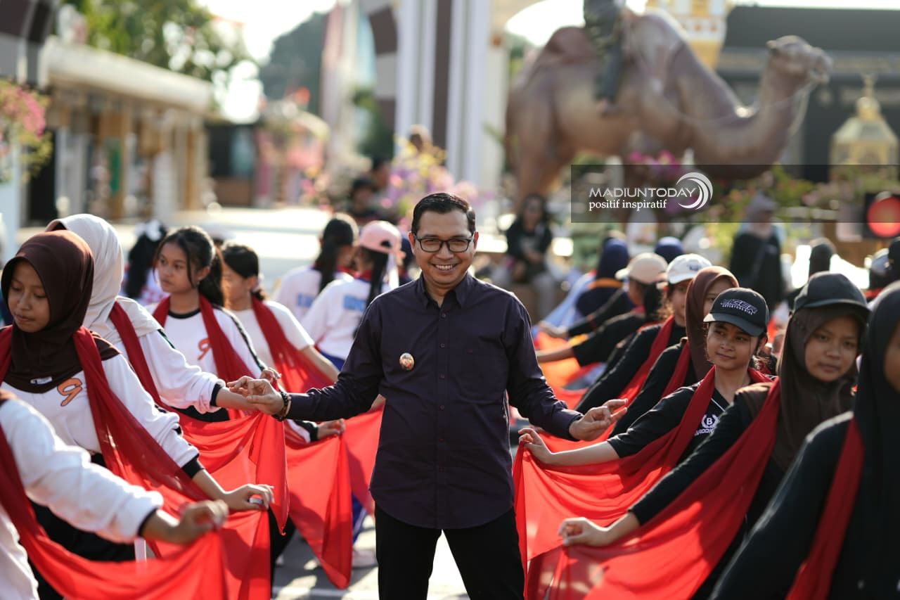 Foto 1 dari 12: Madiun Menari Milik Warga Kota, Plt Wali Kota Ajak Masyarakat Saksikan dan Menari Bersama