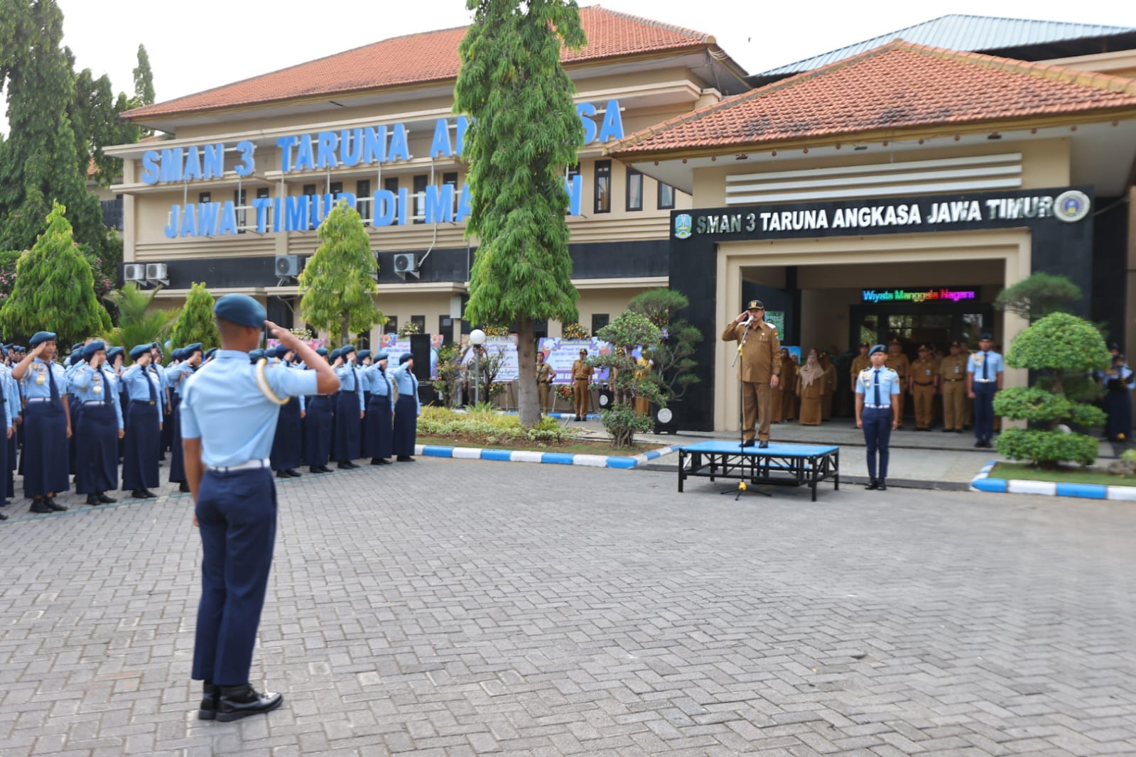 Foto 2 dari 9: Jadi Pembina Upacara di SMAN 3 Taruna Angkasa, Wali Kota: Pelajar Jangan Sampai Jadi Korban Perubahan