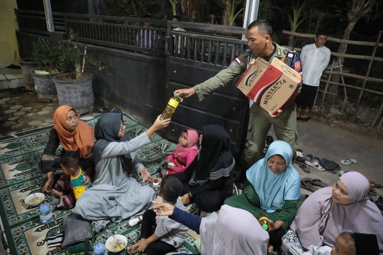 Foto 7 dari 12: Gelar Salat Isya di Masjid Al Hikmah Wali Kota Salurkan Bantuan Pada Musala dan Warga
