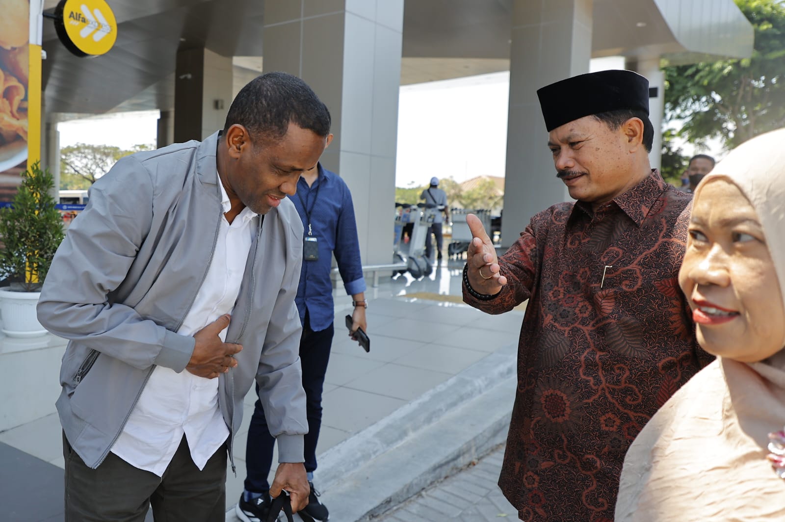 Foto 5 dari 5: 12 Delegasi Kenya dan 3 Delegasi Bangladesh Tiba, Wali Kota Maidi Sambut di Juanda