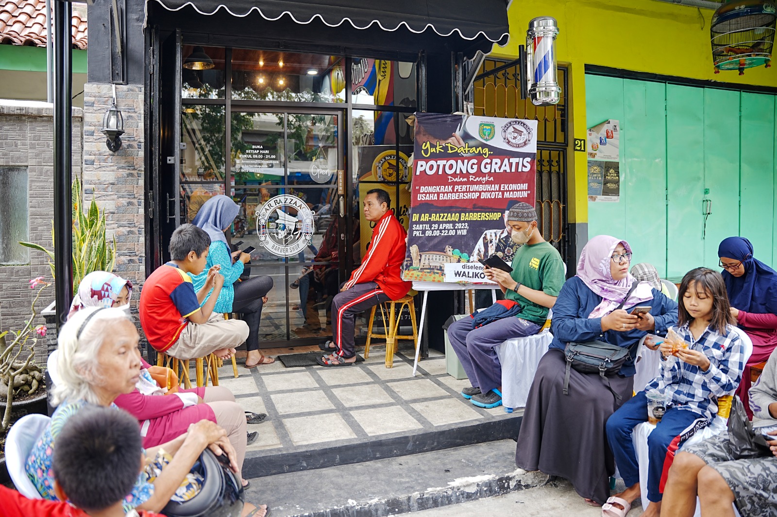 Foto 2 dari 10: Program Potong Rambut Gratis Sukses Sedot Perhatian Warga, Wali Kota Harap Peningkatan Ekonomi Bagi Pelaku Usaha