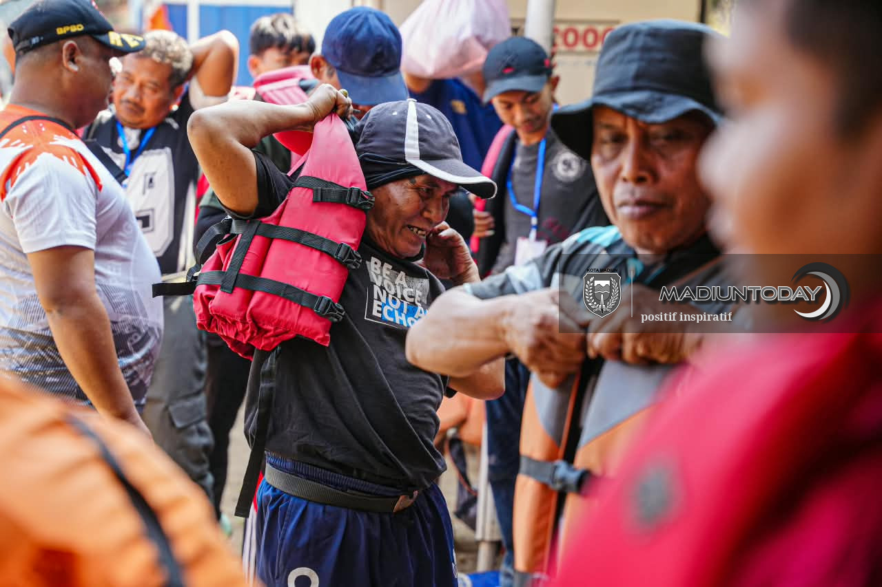 Foto 7 dari 19: Mendayungpun Ada Aturannya, Serunya Pelatihan Water Rescue di Kali Bantaran