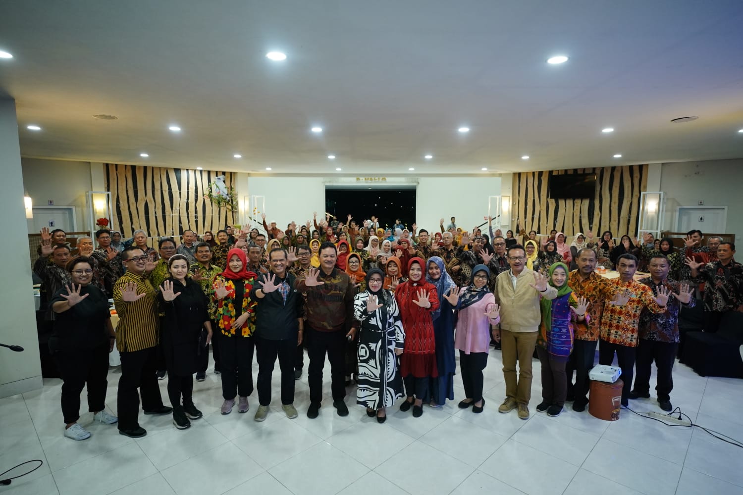 Foto 8 dari 9: Beri Pembinaan Kepala Sekolah, Wali Kota: Kita Punya Tanggung Jawab Persiapkan Generasi Emas 2045