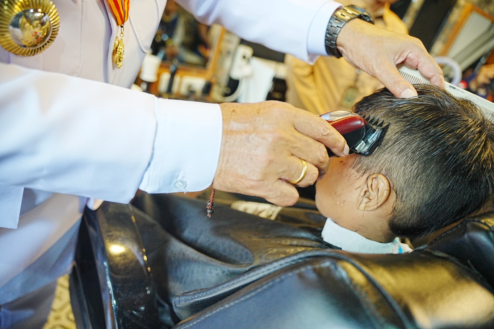 Foto 5 dari 10: Program Potong Rambut Gratis Sukses Sedot Perhatian Warga, Wali Kota Harap Peningkatan Ekonomi Bagi Pelaku Usaha