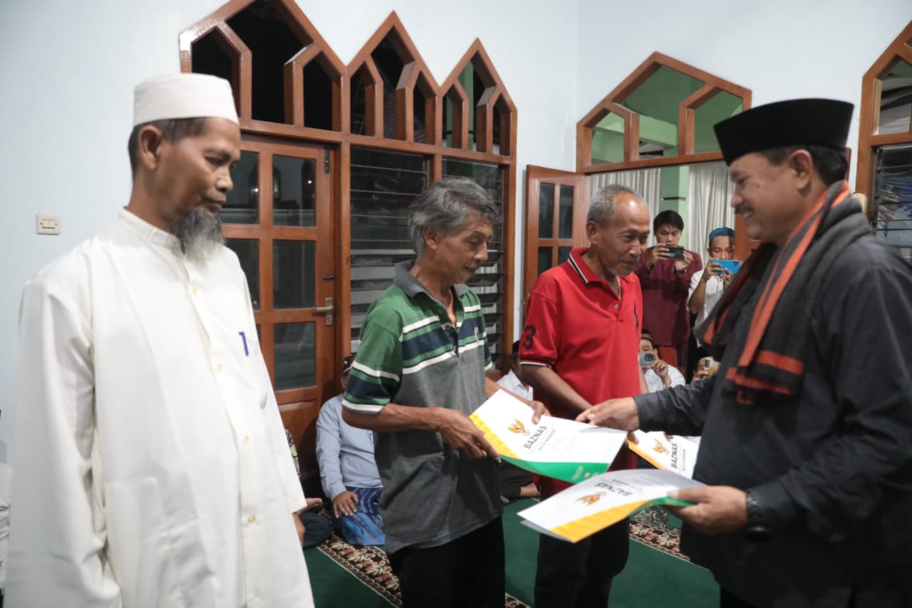 Foto 6 dari 10: Shalat Isya Berjamaah Di Masjid Al Ikhlas, Wali Kota Ajak Masyarakat Jaga Kerukunan