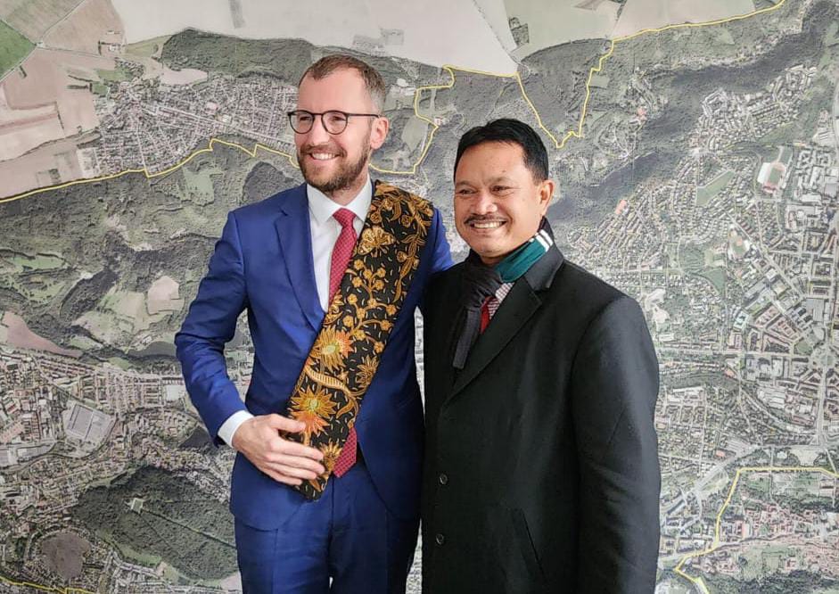 Foto 10 dari 11: Bertemu Wali Kota Praha hingga Kunjungi Sejumlah Kementerian di Ceko, Wali Kota Maidi Bahas Smart City Juga Wisata