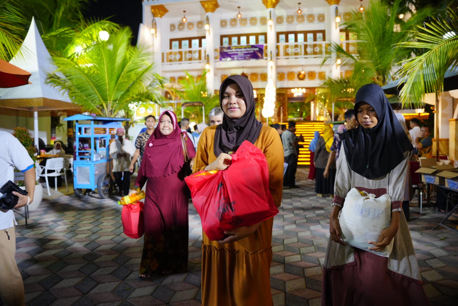 Foto 8 dari 10: Buka Bersama dengan Anak Yatim dan Disabilitas, Wali Kota Ingin Mereka Tetap Semangat dan Jangan Berkecil Hati