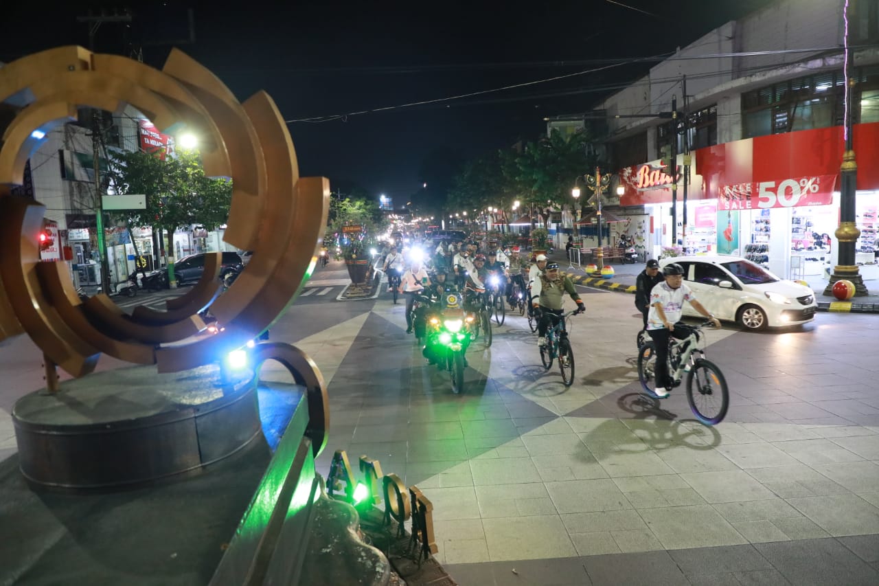 Foto 5 dari 11: Tak Hanya Peringati Hari Jadi, Gowes City Night Jadi Ajang Olahraga dan Promosi Kota
