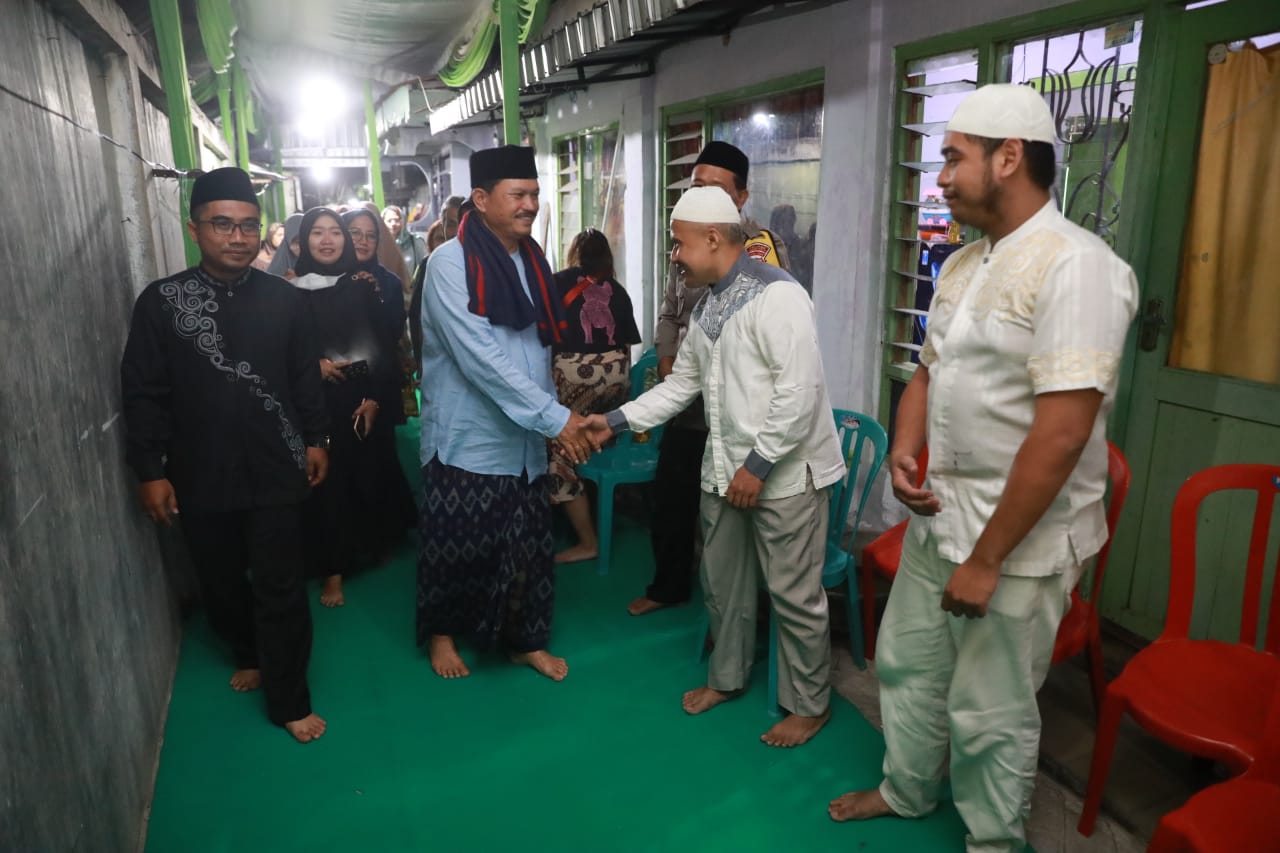 Foto 12 dari 14: Salat Isya di Musala Nurul Badiah, Wali Kota Silaturahmi Hingga Beri Bantuan ke Warga