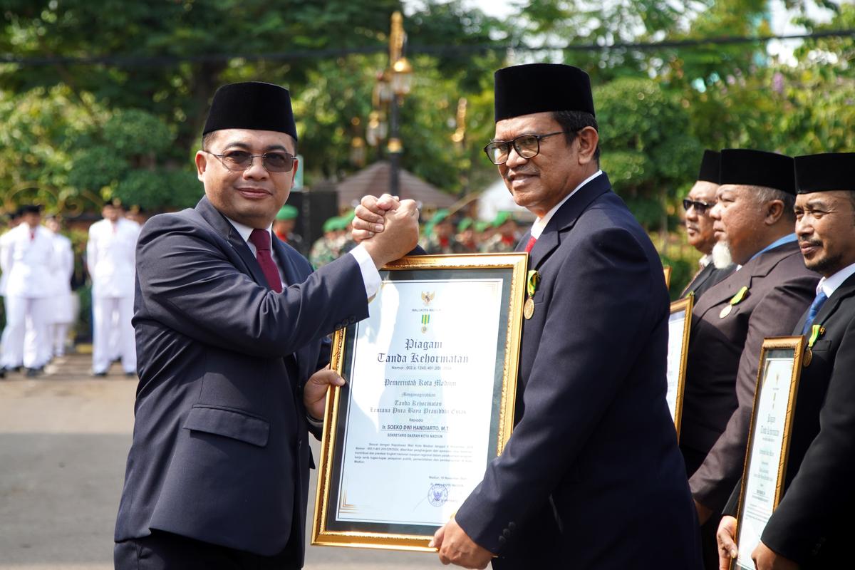 Foto 5 dari 13: Gelar Upacara Peringatan Hari Pahlawan, Pj Wali Kota Harap Jadi Penyemangat Peningkatan Pelayanan Publik Dan Pembangunan