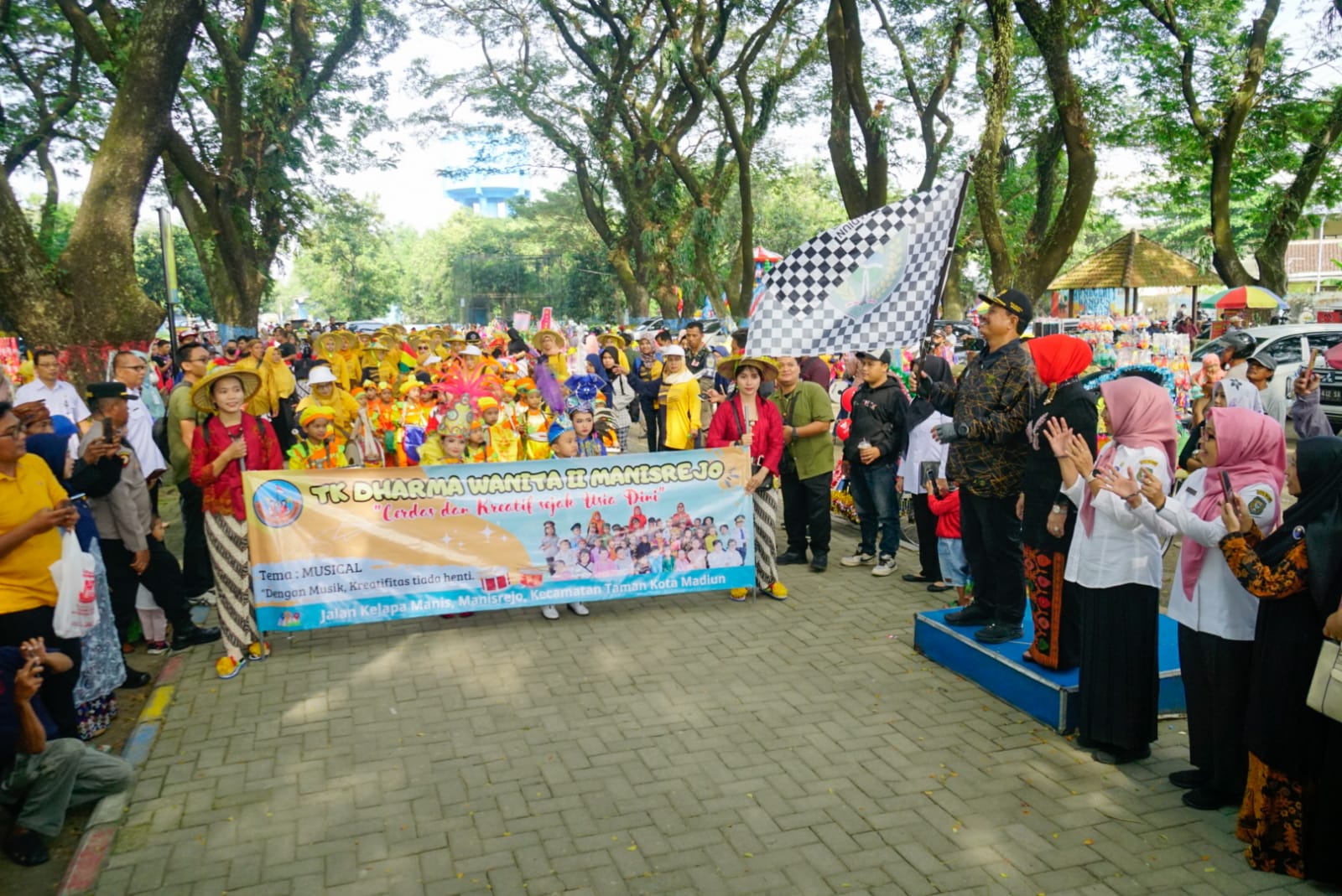 Foto 1 dari 12: Peringati Hardiknas dan Hari Kartini, 1.600 Anak TK se-Kecamatan Taman Gelar Pawai Budaya, Bunda PAUD Beri Apresiasi