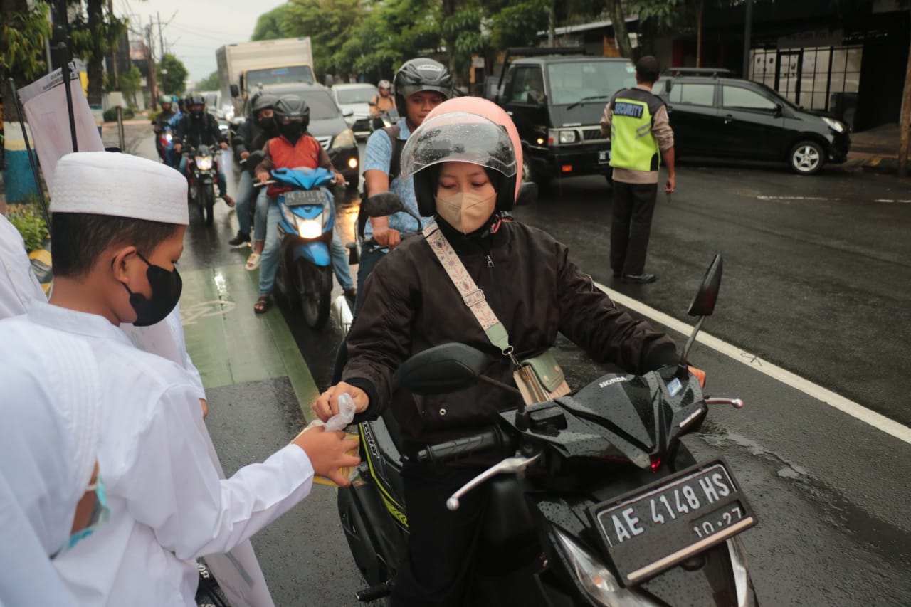 Foto 4 dari 7: Ajarkan Semangat Peduli Sesama, SDN 01 Pandean Ajak Siswa Bagi Takjil Untuk Pengguna Jalan