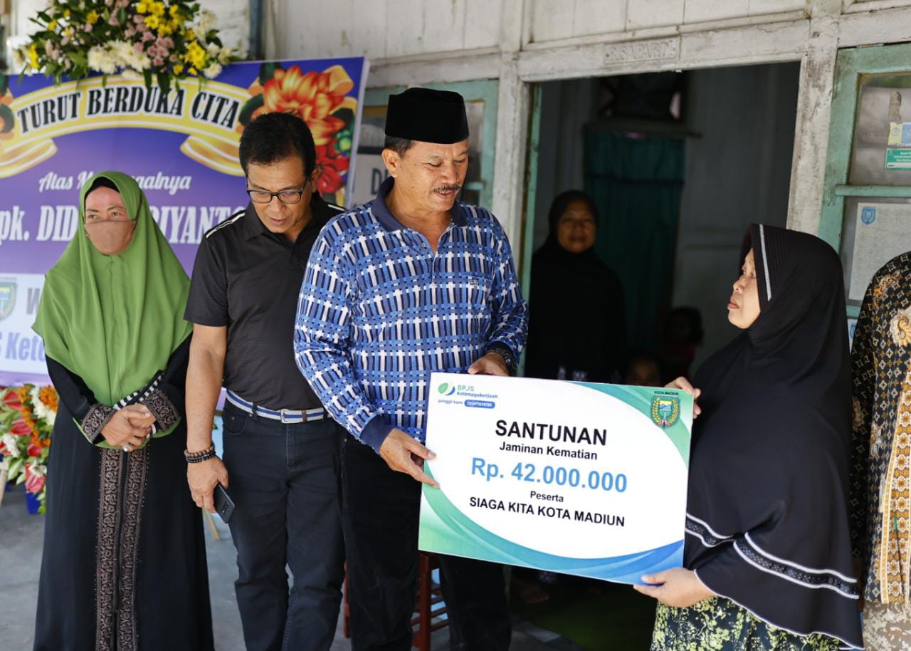 Foto utama berita: Peserta Program Siaga Kita Meninggal Dunia, Wali Kota Salurkan JKM Rp 42 Juta Kepada Ahli Waris