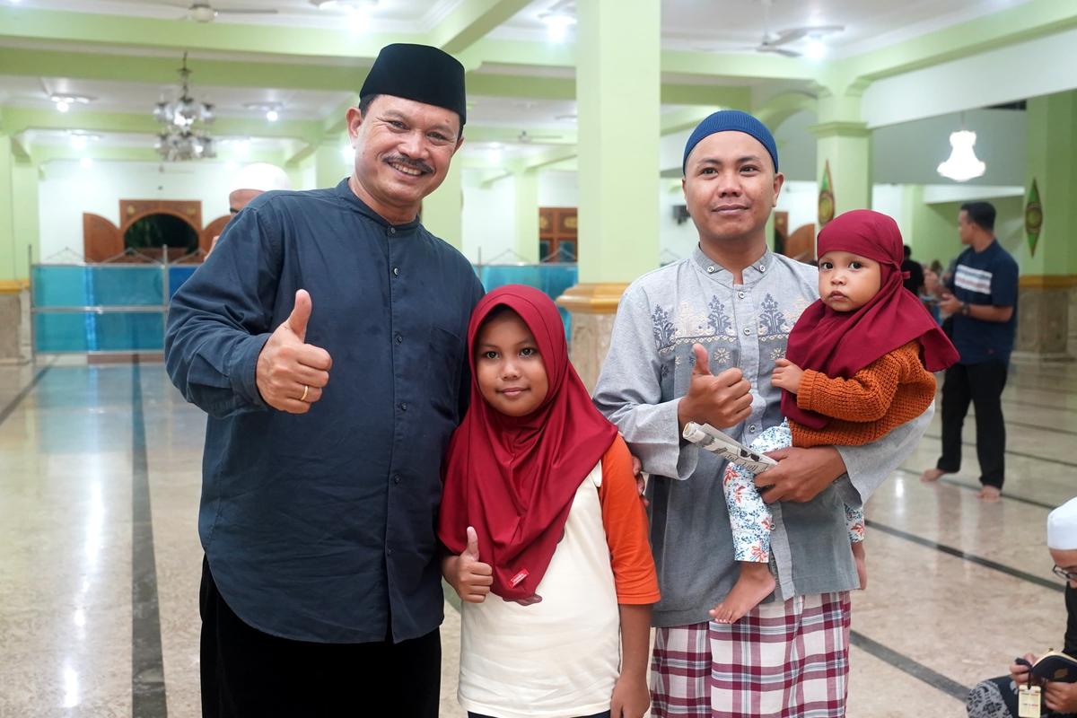 Foto 6 dari 9: Salat Isya dan Tarawih di Masjid Agung Baitul Hakim, Wali Kota: Jadikan Ramadan Sebagai Momentum Tingkatkan Ibadah